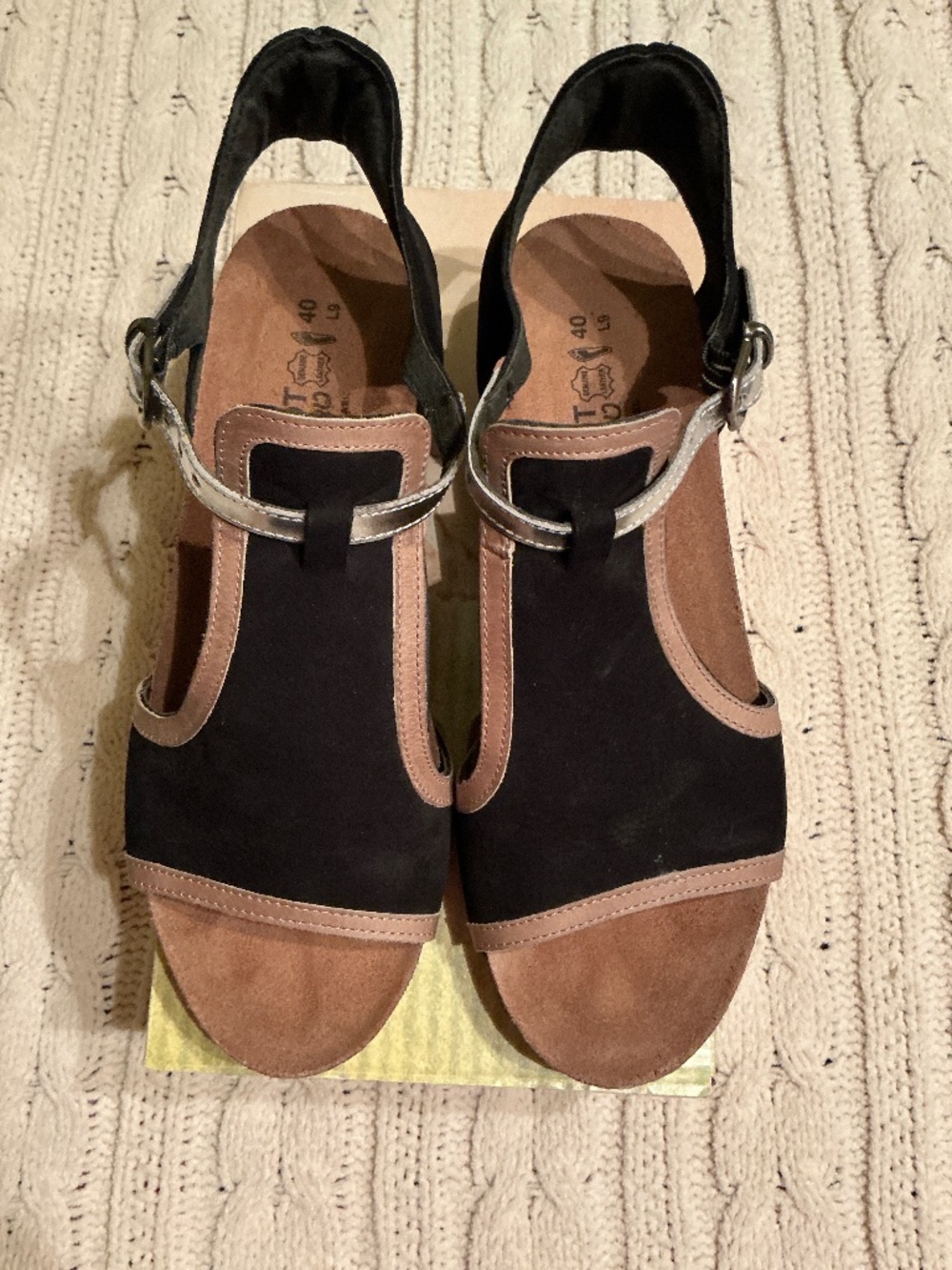Naot Fiona Size 40 Black Khaki trim